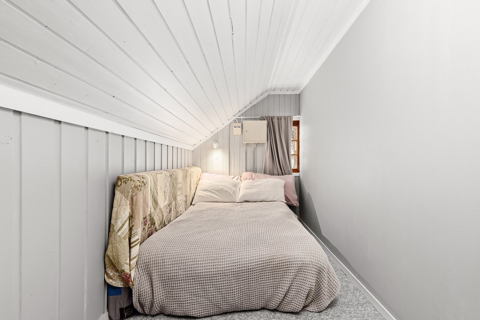 Det er innredet to rom i loftsetasjen som begge er innredet som soverom. Rommene er ikke registrert godkjent som dette Galleribilde