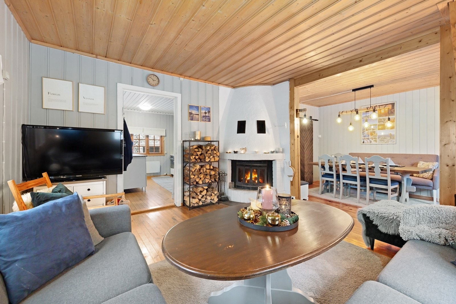 Stue med peis med innsats Galleribilde