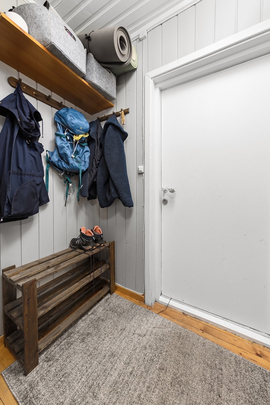 Mulighet for å henge fra seg yttertøy i entréen Galleribilde