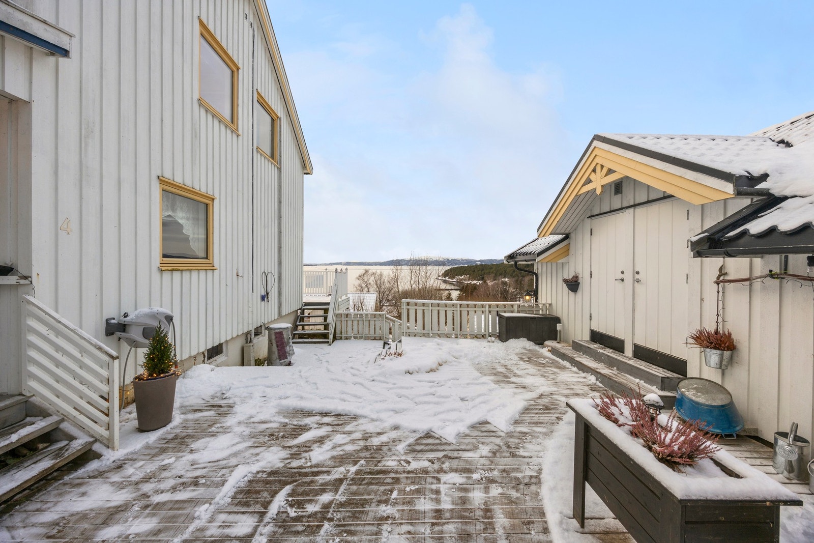 Terrasse på ca 32 kvm knytter huset og garasjen sammen Galleribilde