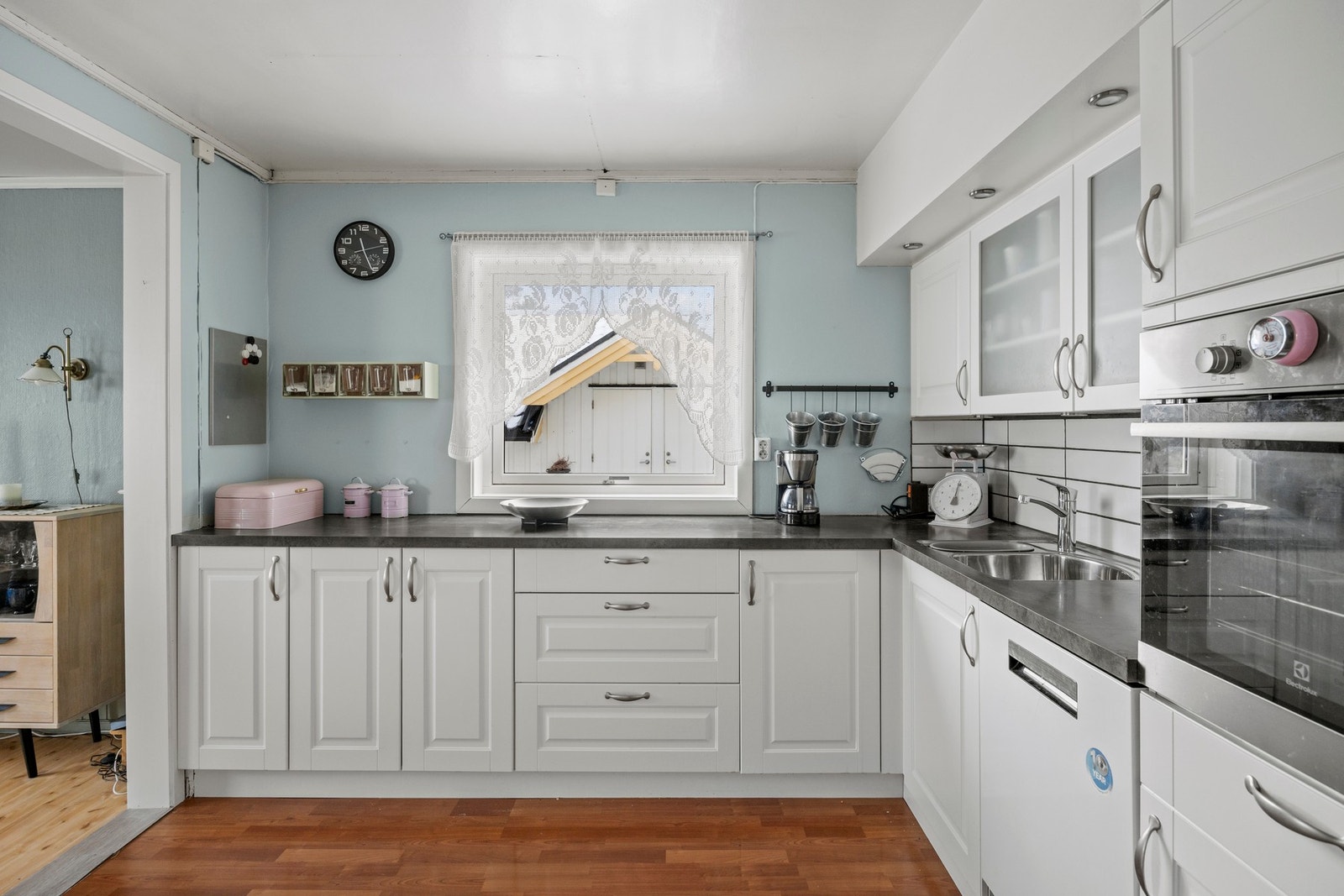 Det er godt med benk- og oppbevaringsplass. Downlights montert over deler av benken Galleribilde