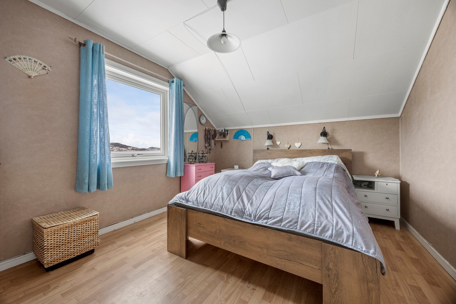 Soverom - 11,5 kvm. God plass til seng og nattbord, det er også plassbygd garderobeskap. Galleribilde