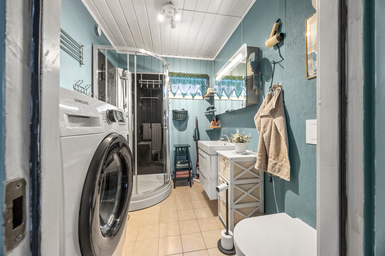 Bad - 4,5 kvm. Utstyrt med dusjkabinett, servantskap, toalett og opplegg for vaskemaskin Galleribilde