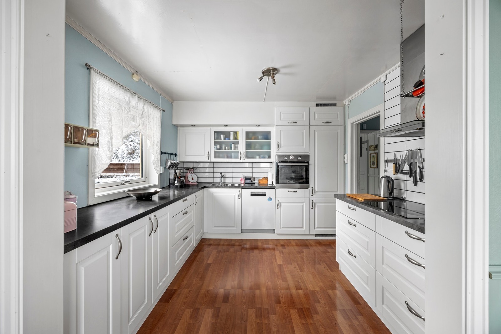 Stilren kjøkkeninnredning med integrerte hvitevarer Galleribilde