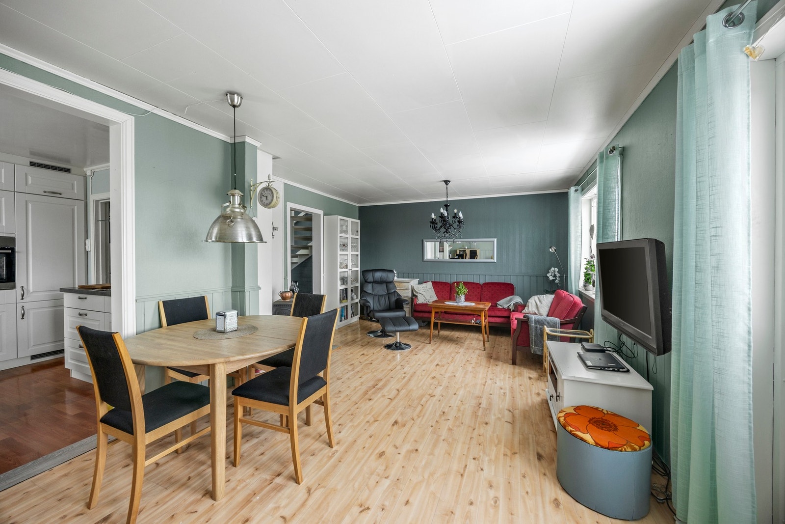 Det er god plass til både spisestue og sofagruppe Galleribilde