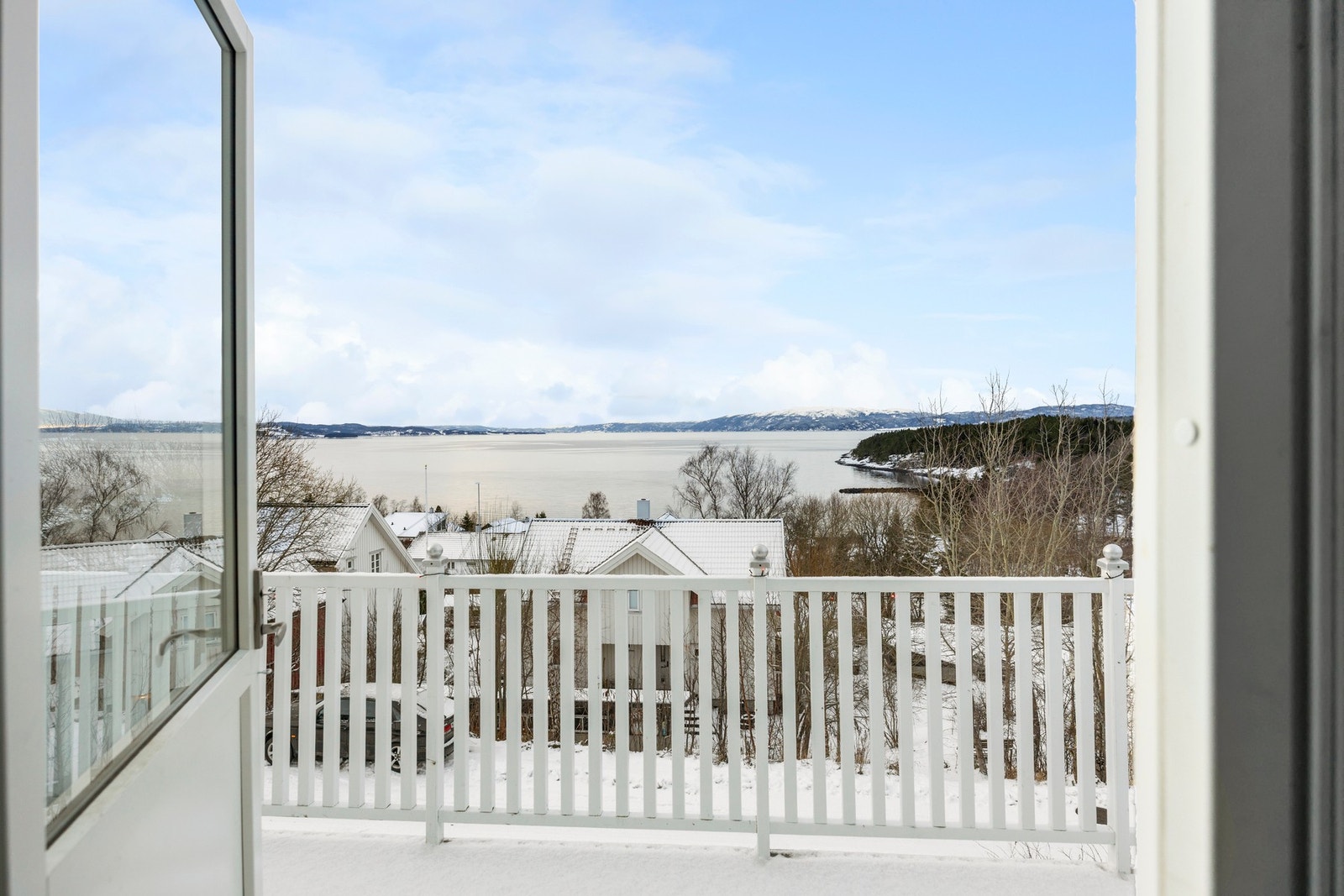 Fra stuen er det utgang til terrasse Galleribilde