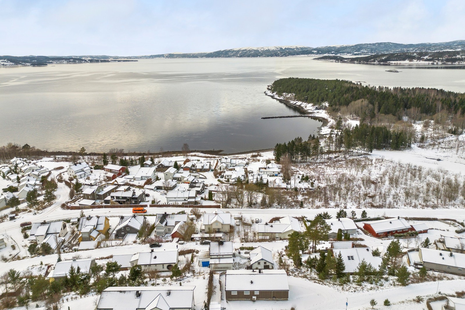 Boligen har god beliggenhet i Valhallvegen i Søndre Egge. Boligen ligger høyt nok til å nyte en god utsikt mot sjøen. Boligen og terrassen er vendt slik at den har veldig gode solforhold med lang solgang. Valhallvegen og nærområdet beskrives best som roli Galleribilde