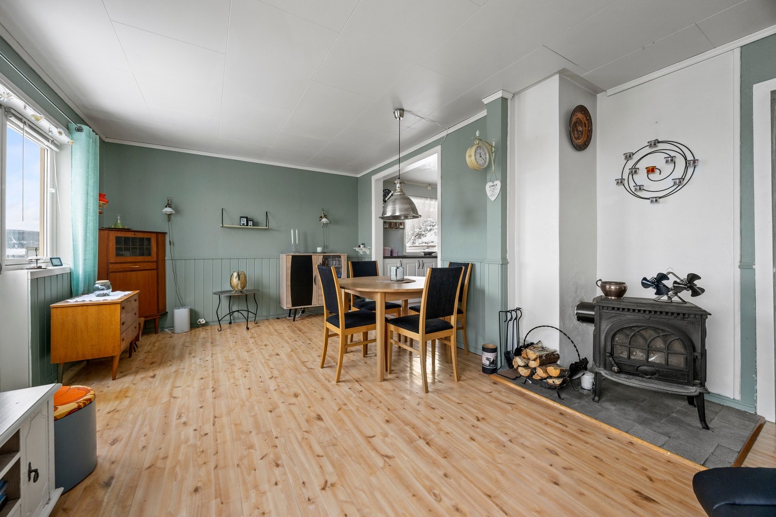 Stue - 25 kvm. Det er oppvarming fra elektrisitet og vedfyring Galleribilde