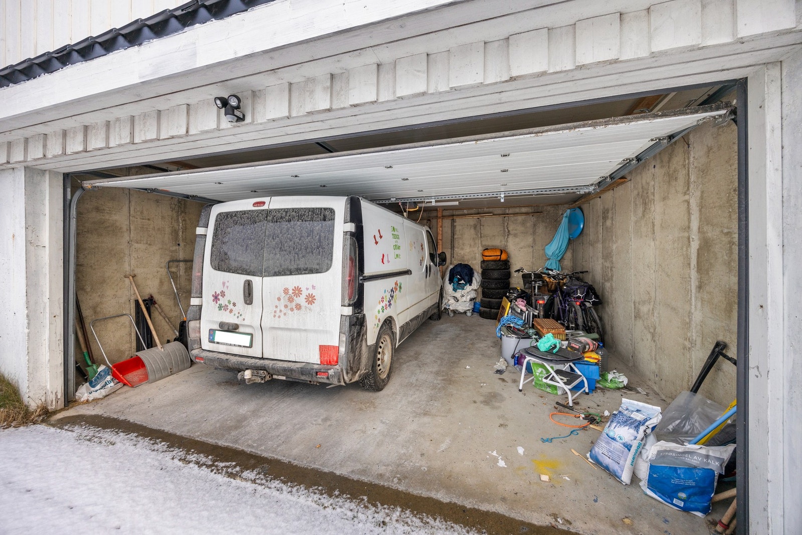 Oppstillingsplass i garasje måler 34 kvm Galleribilde