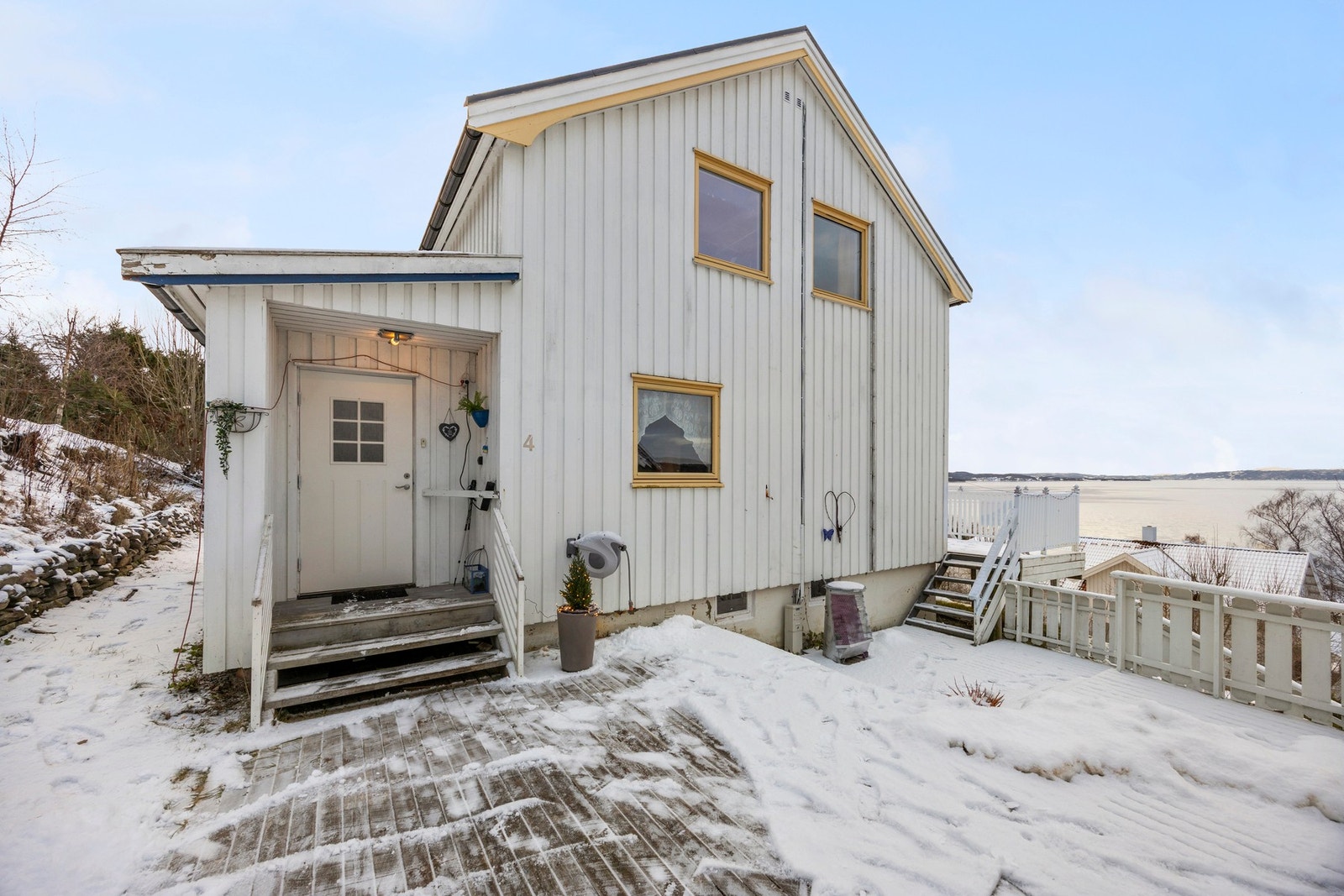 Inngangspartiet er takoverbygd og tilknyttet terrasse Galleribilde