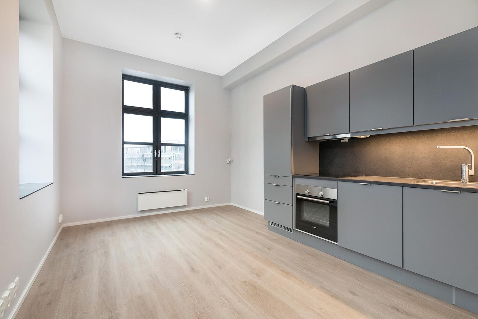 HTH kjøkken med alle hvitevarer. God tak høyde Galleribilde