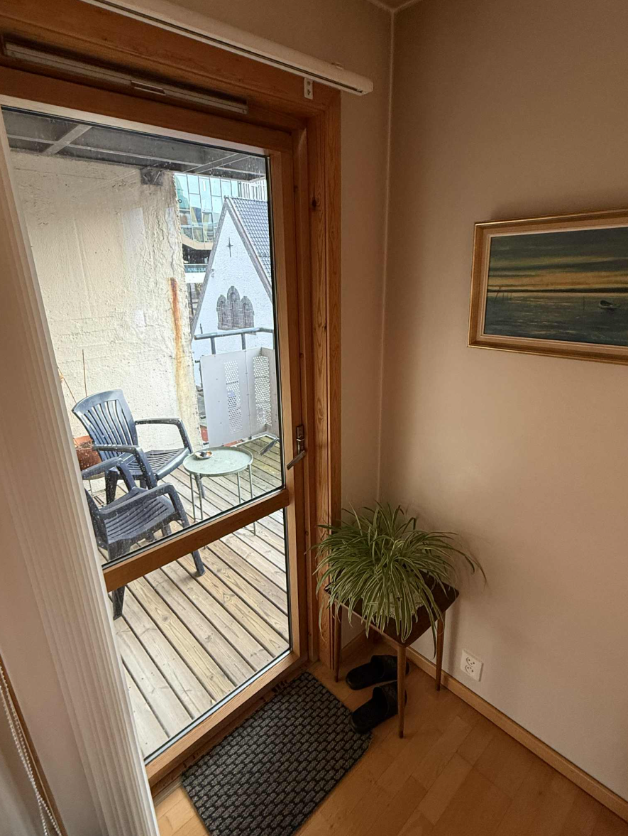 Mot balkong i stuen. Også en ut fra soverom 2. Galleribilde
