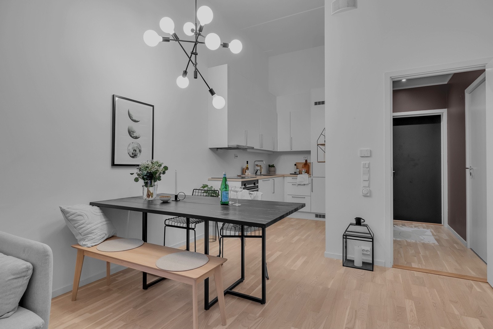 Takhøyden er såpass høy at over kjøkkenet er det muligheter for å lage hems med ekstra soveplass. Galleribilde