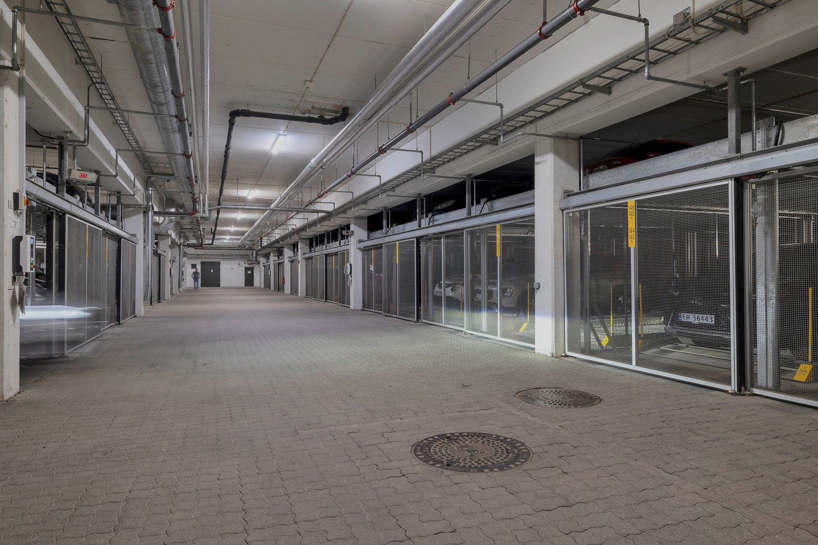 Egen garasjeplass i felles garasjeanlegg beliggende på nederste plattform (bilen blir ikke heiset opp). Galleribilde