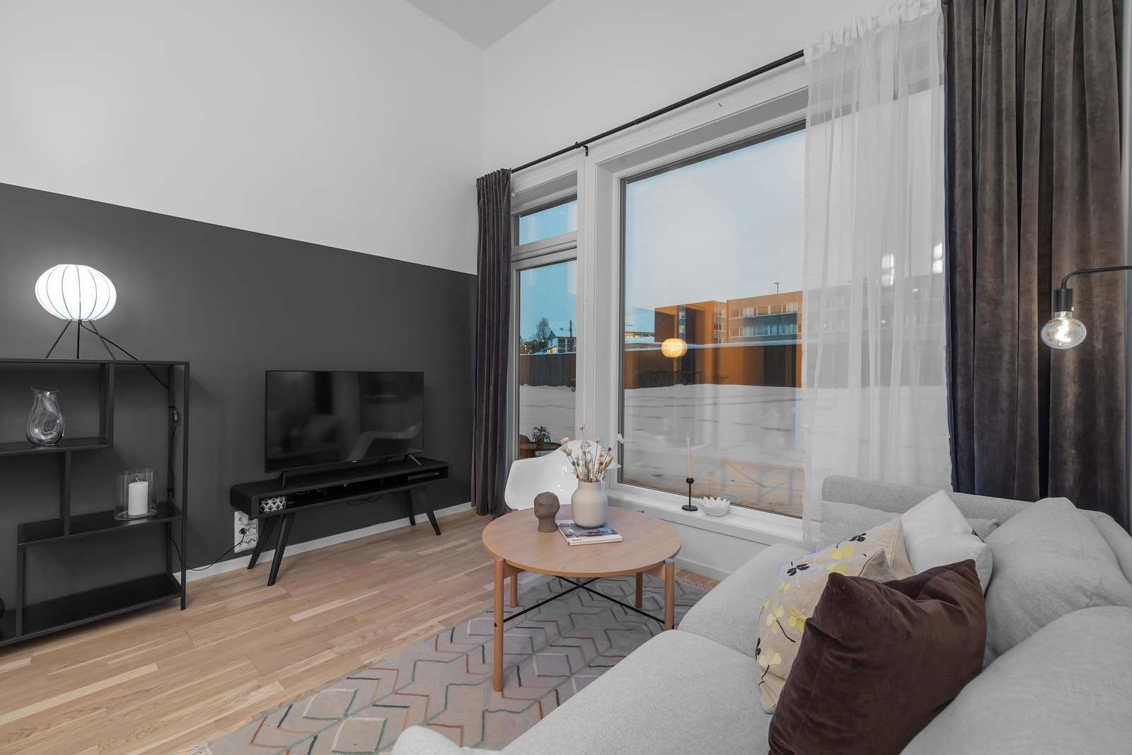 Stilren stue med store vindusflater. Galleribilde