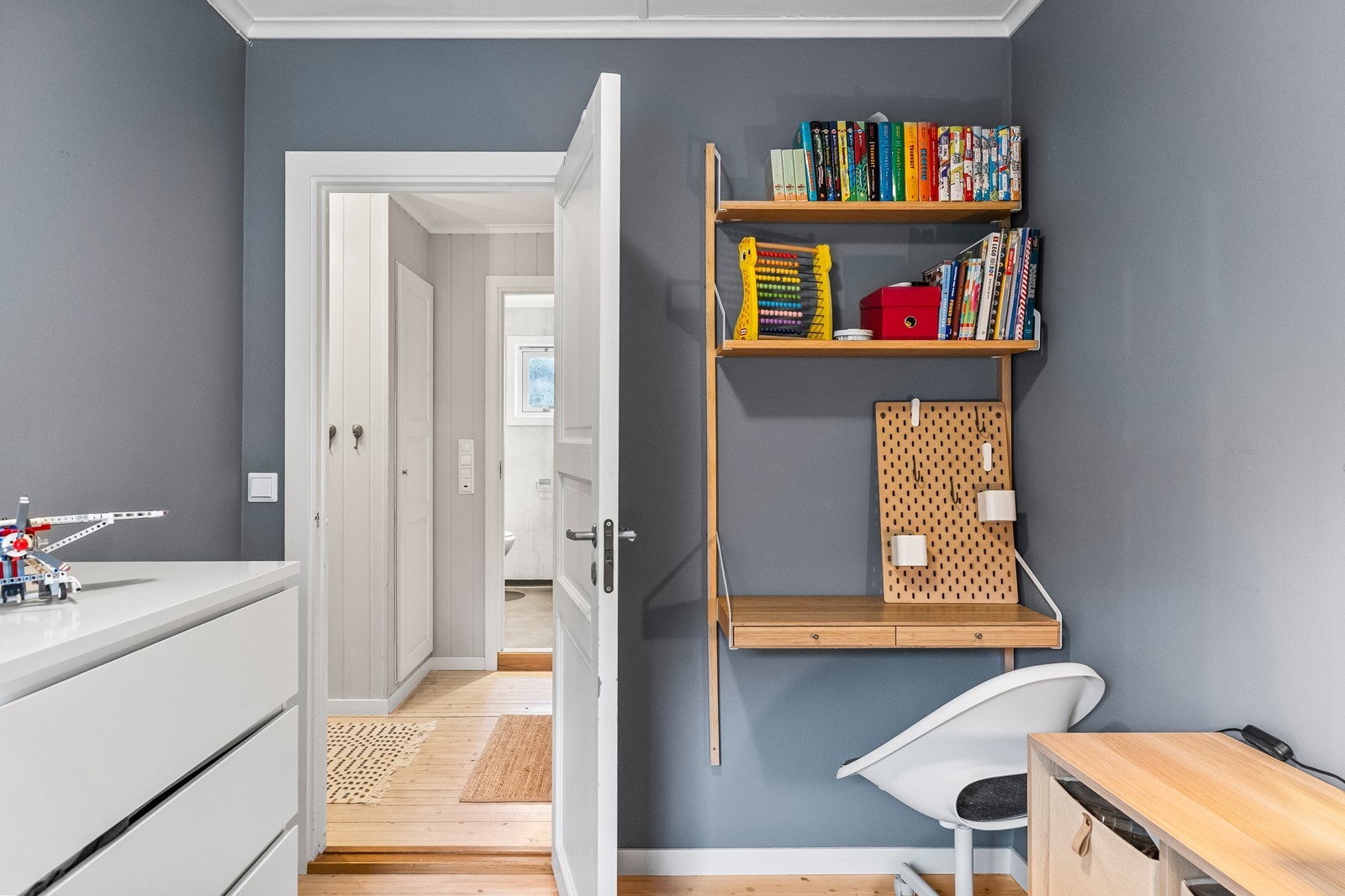 Også her er det plass til både seng og en liten arbeidsplass. Galleribilde