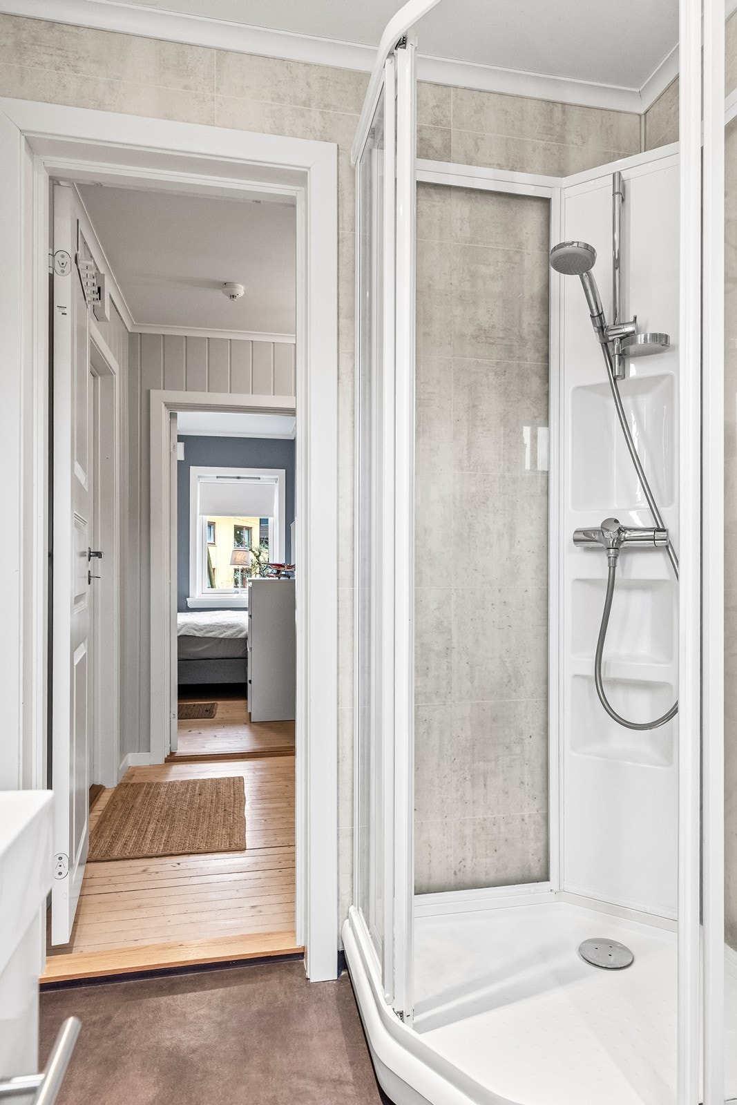 Her er det varmekabler i gulvet for økt komfort, samt et praktisk dusjkabinett. Galleribilde