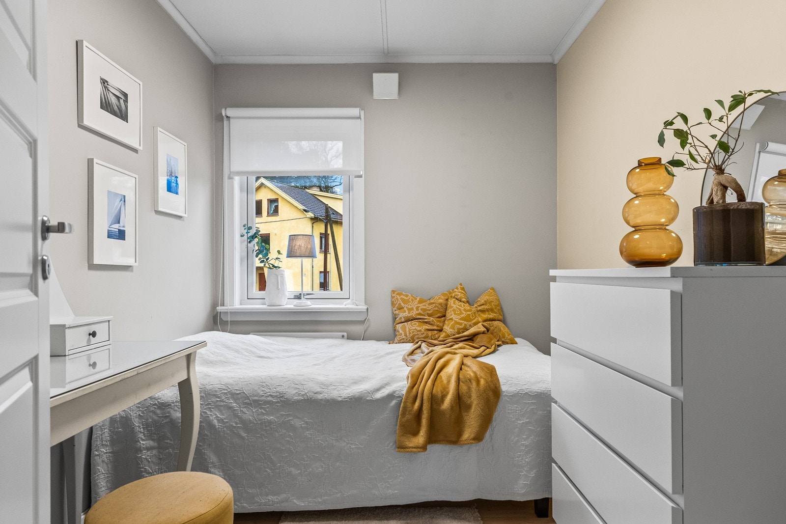 Leilighetens andre soverom egner seg godt som barnerom eller gjesterom. Galleribilde