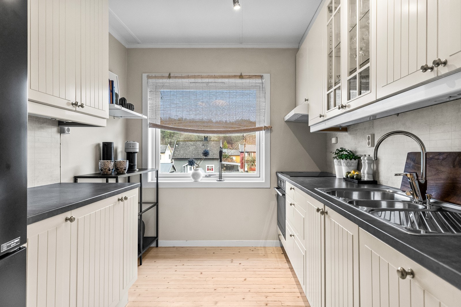 Stilrent kjøkken med profilerte fronter og integrerte hvitevarer. Galleribilde