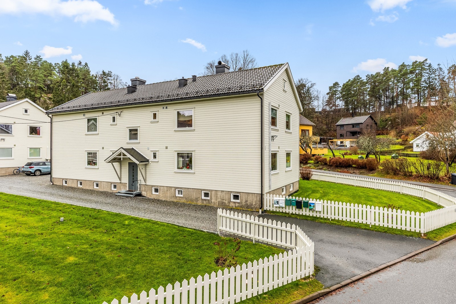 Leiligheten ligger i andre etasje i en firemannsbolig med parkering på gårdsplassen. Galleribilde