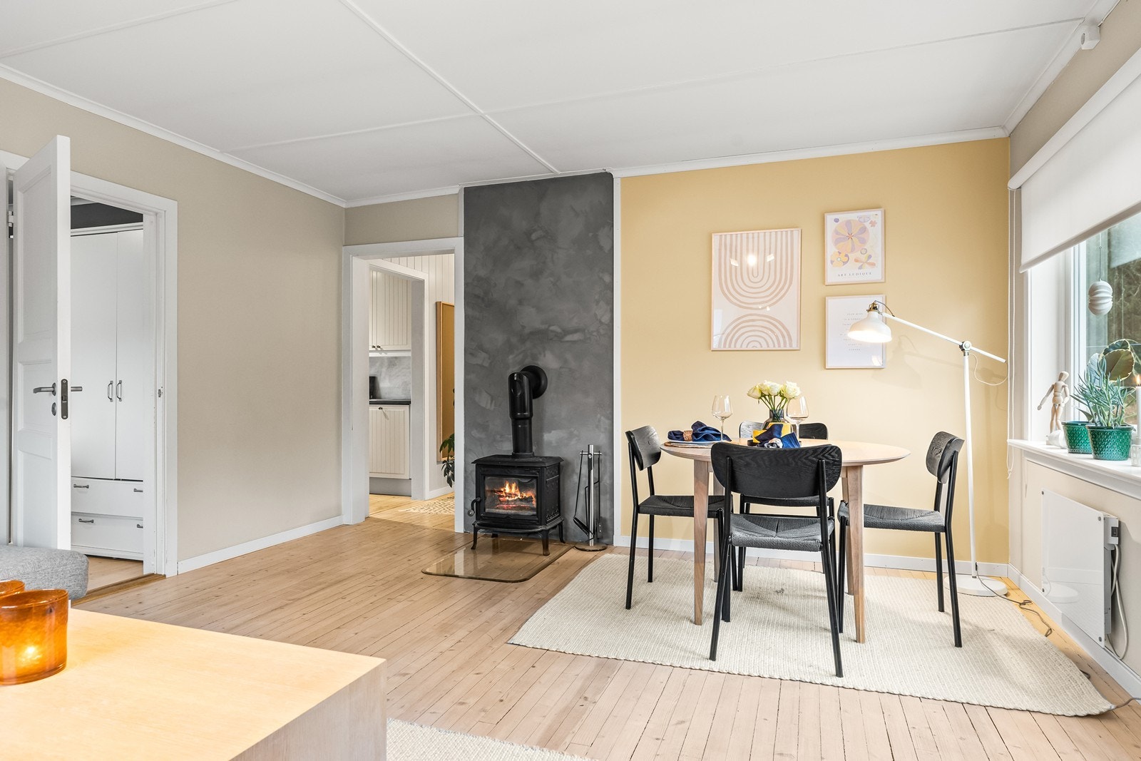 Dette er en bolig som kombinerer moderne løsninger med et innbydende preg. Galleribilde