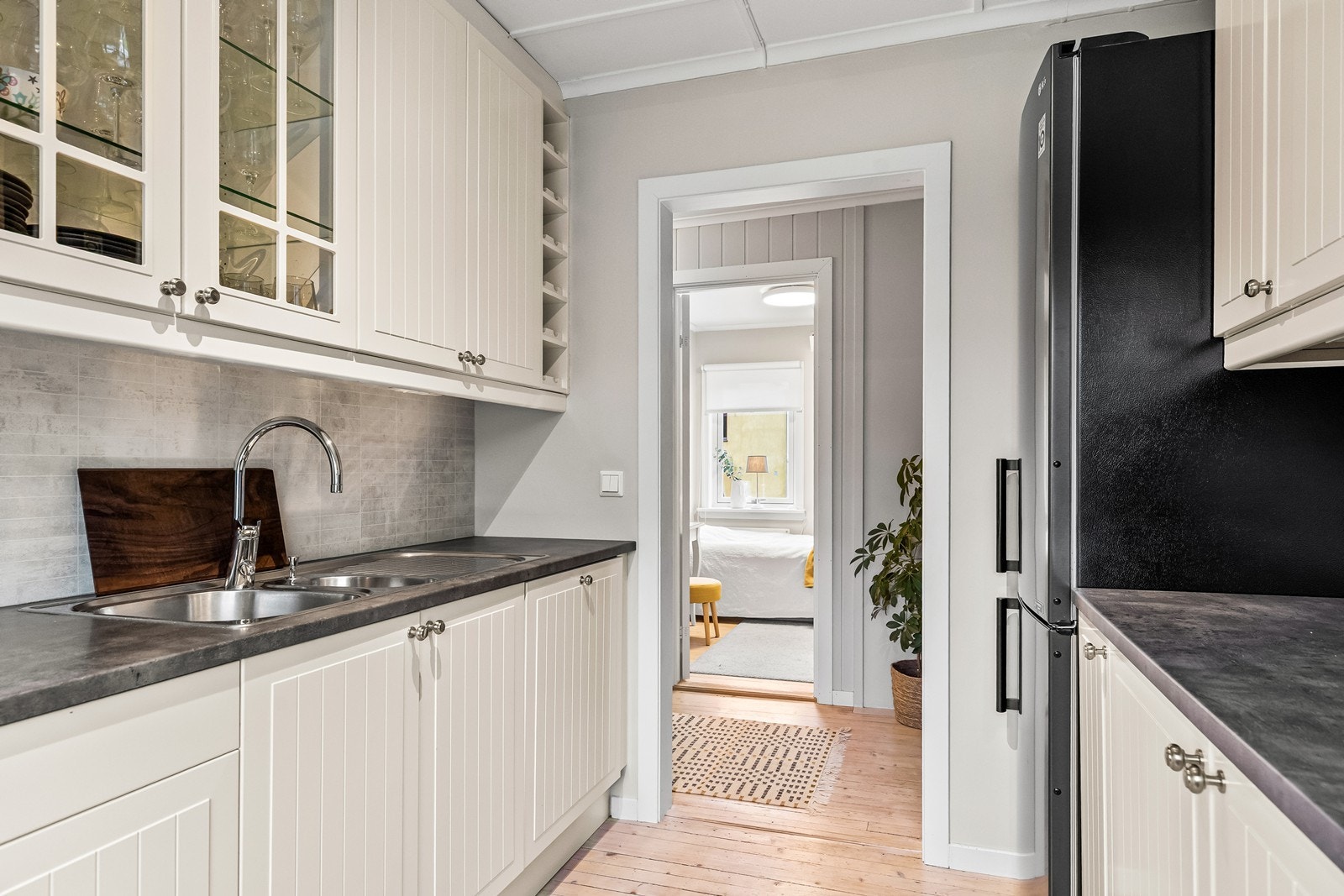 Godt med benke- og skapplass, hvor overskapene går helt til taket for maksimal utnyttelse. Galleribilde