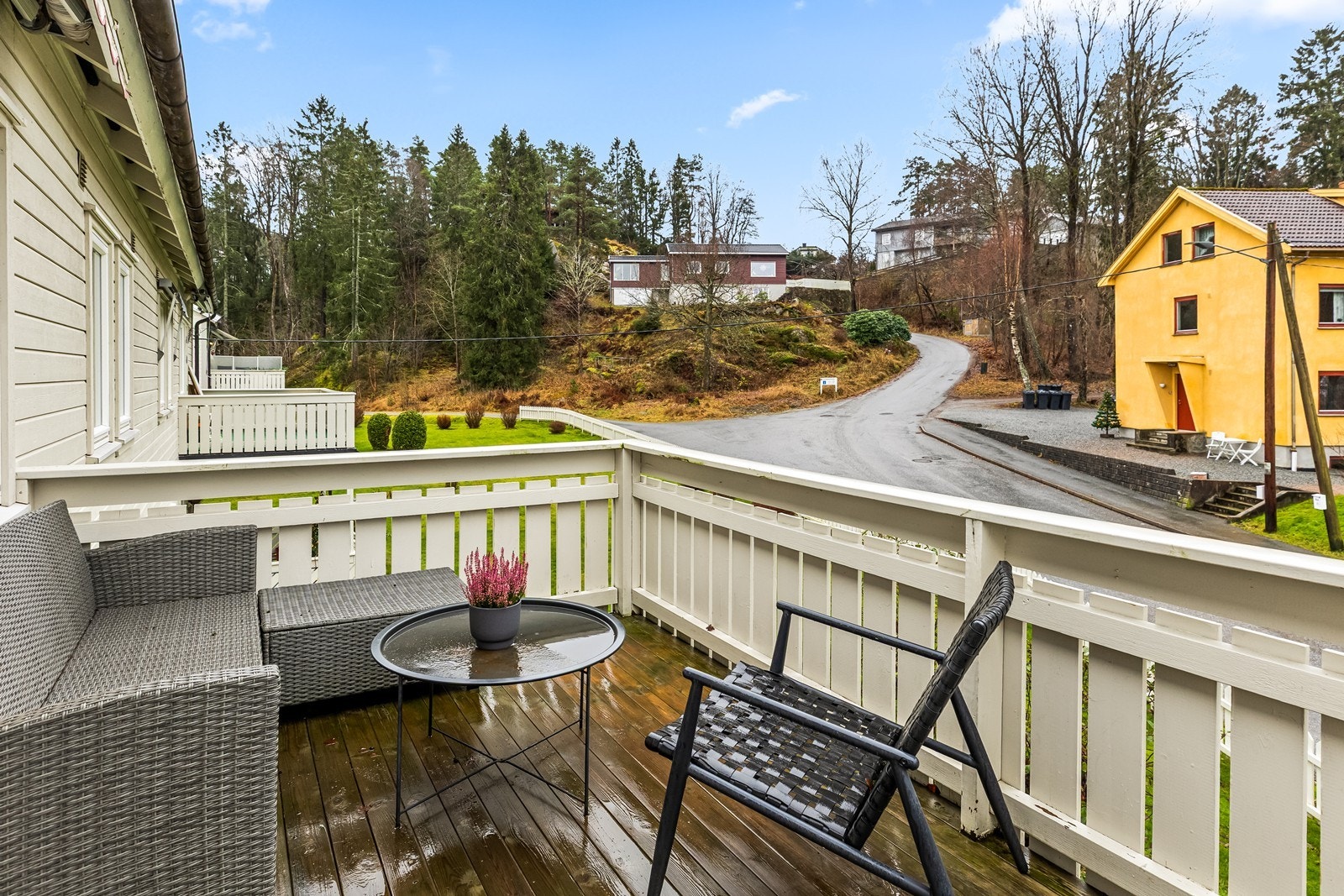 Fra stuen er det direkte utgang til en terrasse med plass til en sittegruppe. Galleribilde
