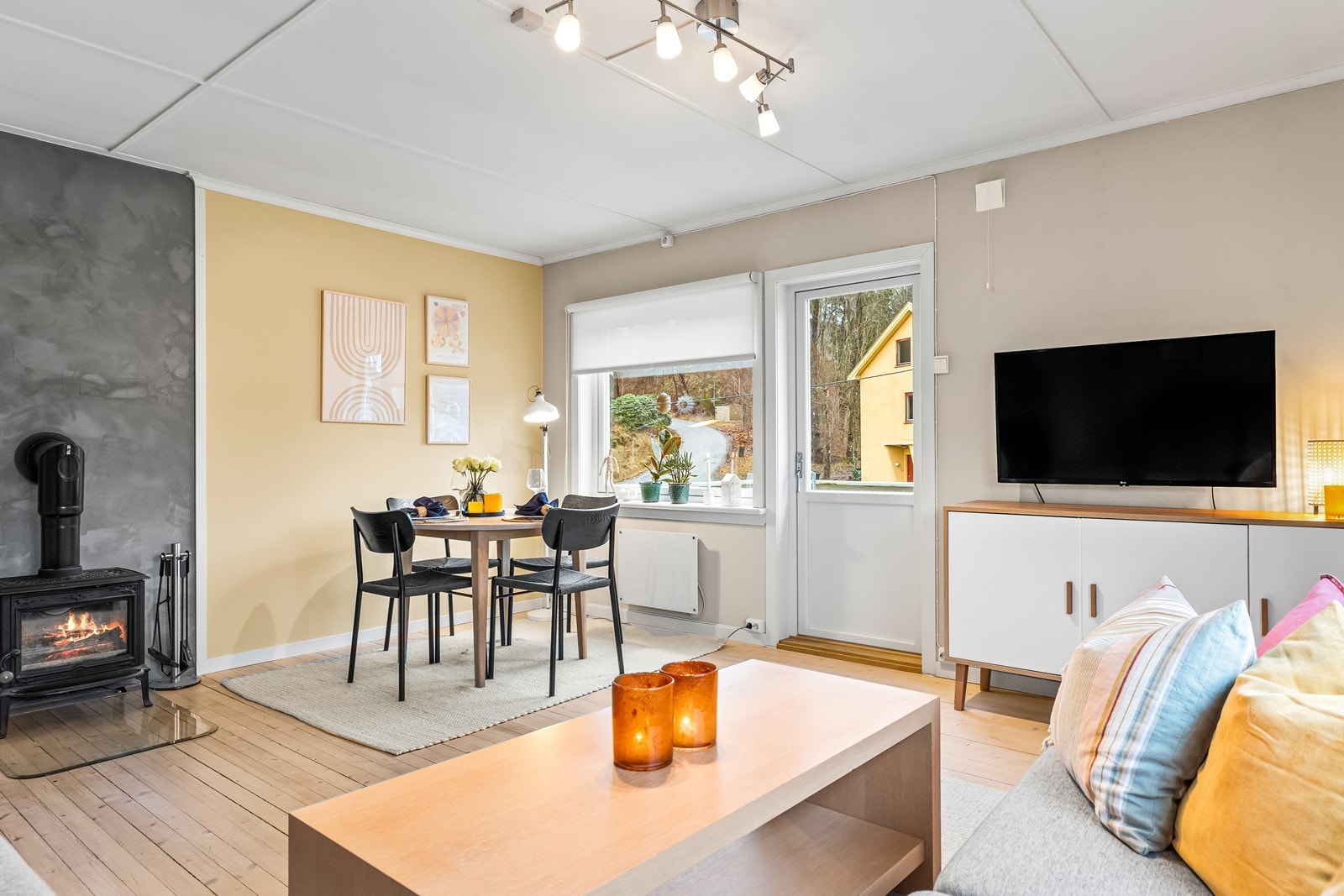 Stuen er romslig og har fleksible innredningsmuligheter for både sofagruppe og spiseplass. Galleribilde