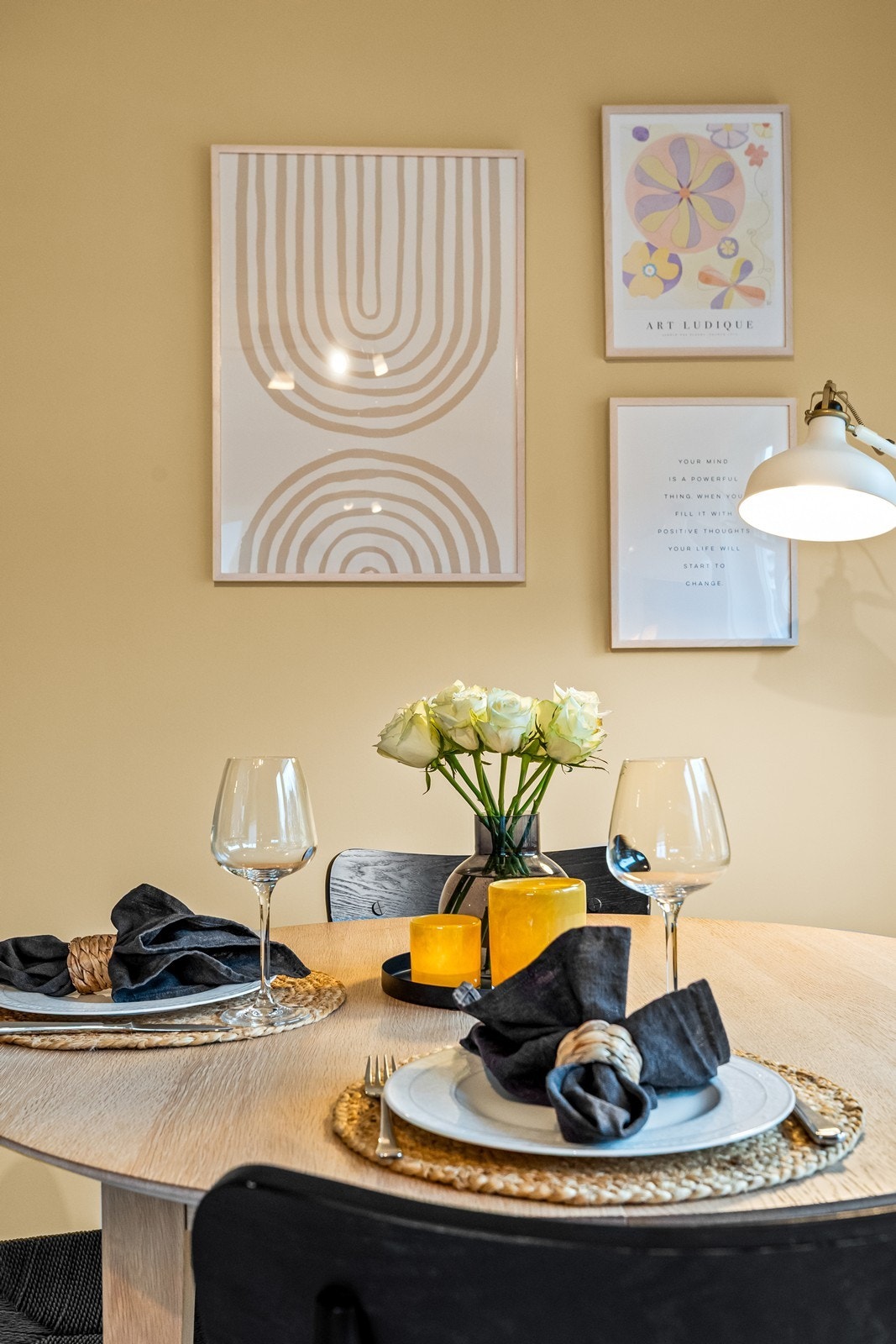 Spiseplassen er en naturlig del av det sosiale arealet i stuen. Galleribilde