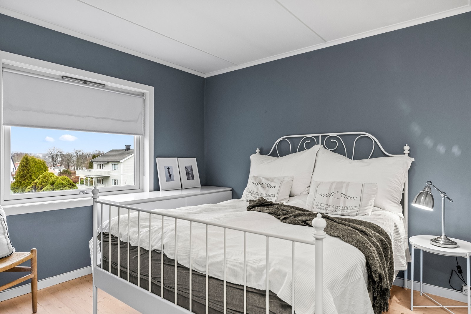 Stort hovedsoverom med god plass til dobbeltseng og tilhørende møblement. Galleribilde