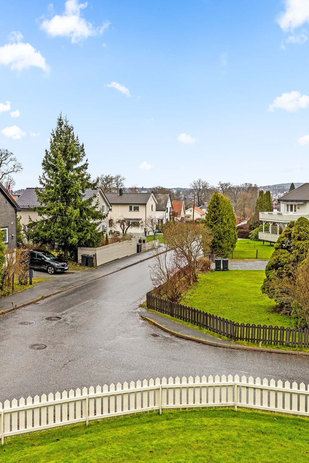 Det er gangavstand til Halden sentrum, samt nærhet til barne- og ungdomsskole på Risum. Galleribilde