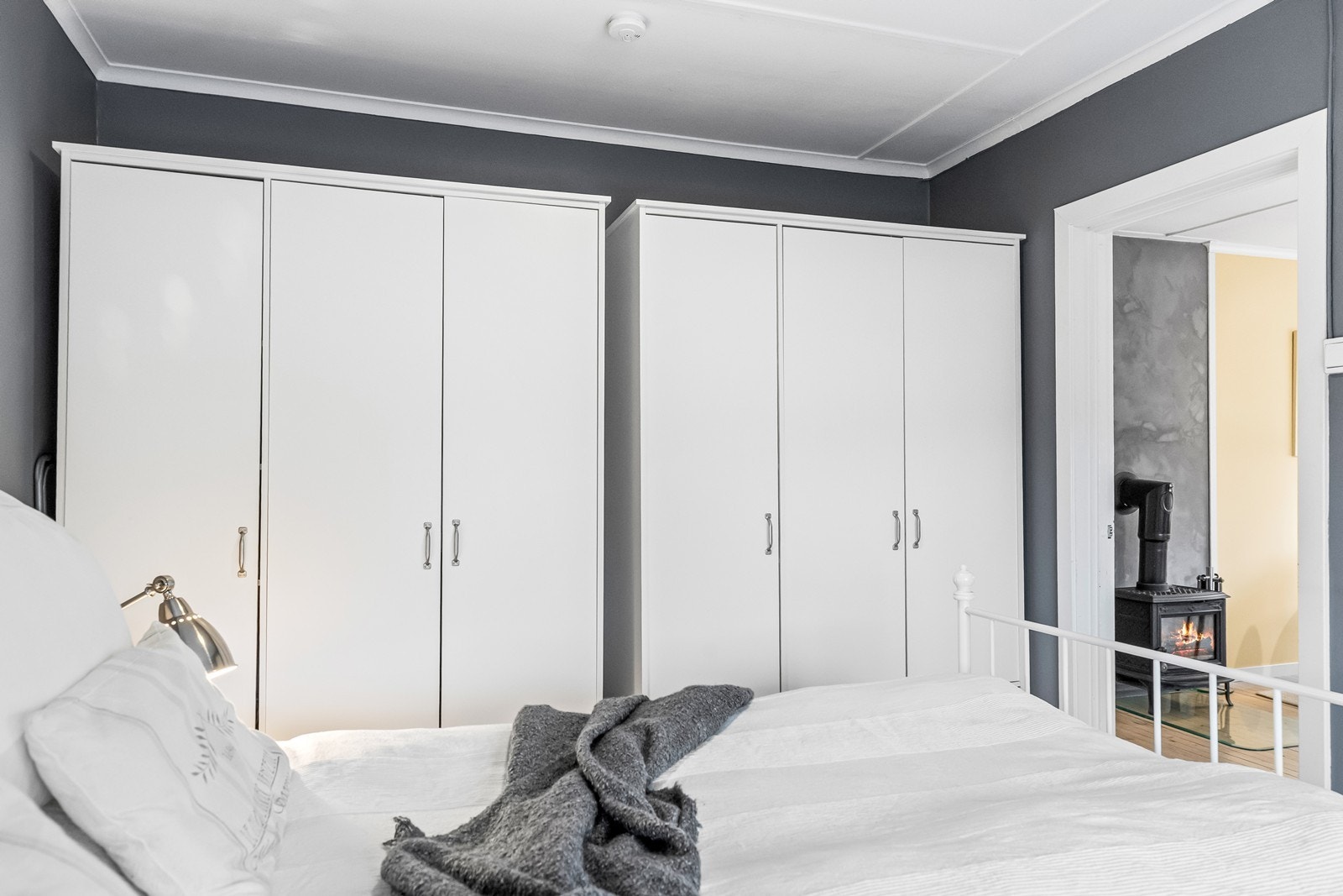 Rommet er utstyrt med rikelig garderobeplass. Galleribilde