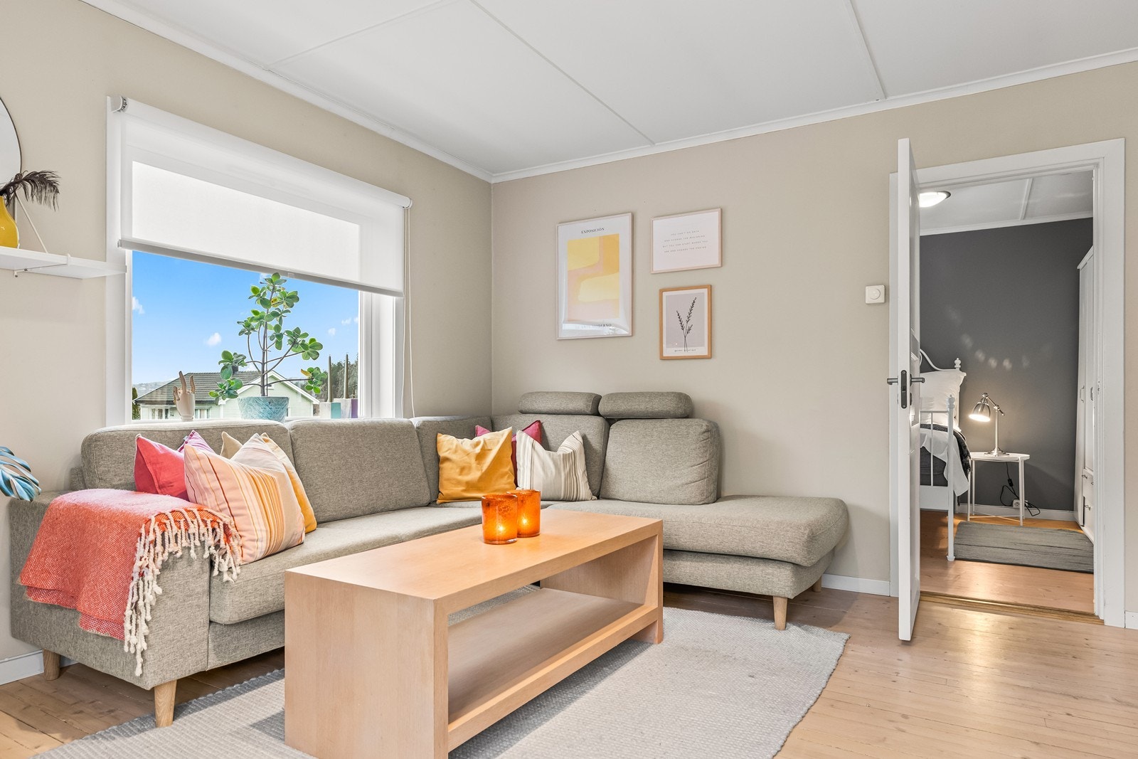 Store vindusflater sørger for rikelig med naturlig lys. Galleribilde