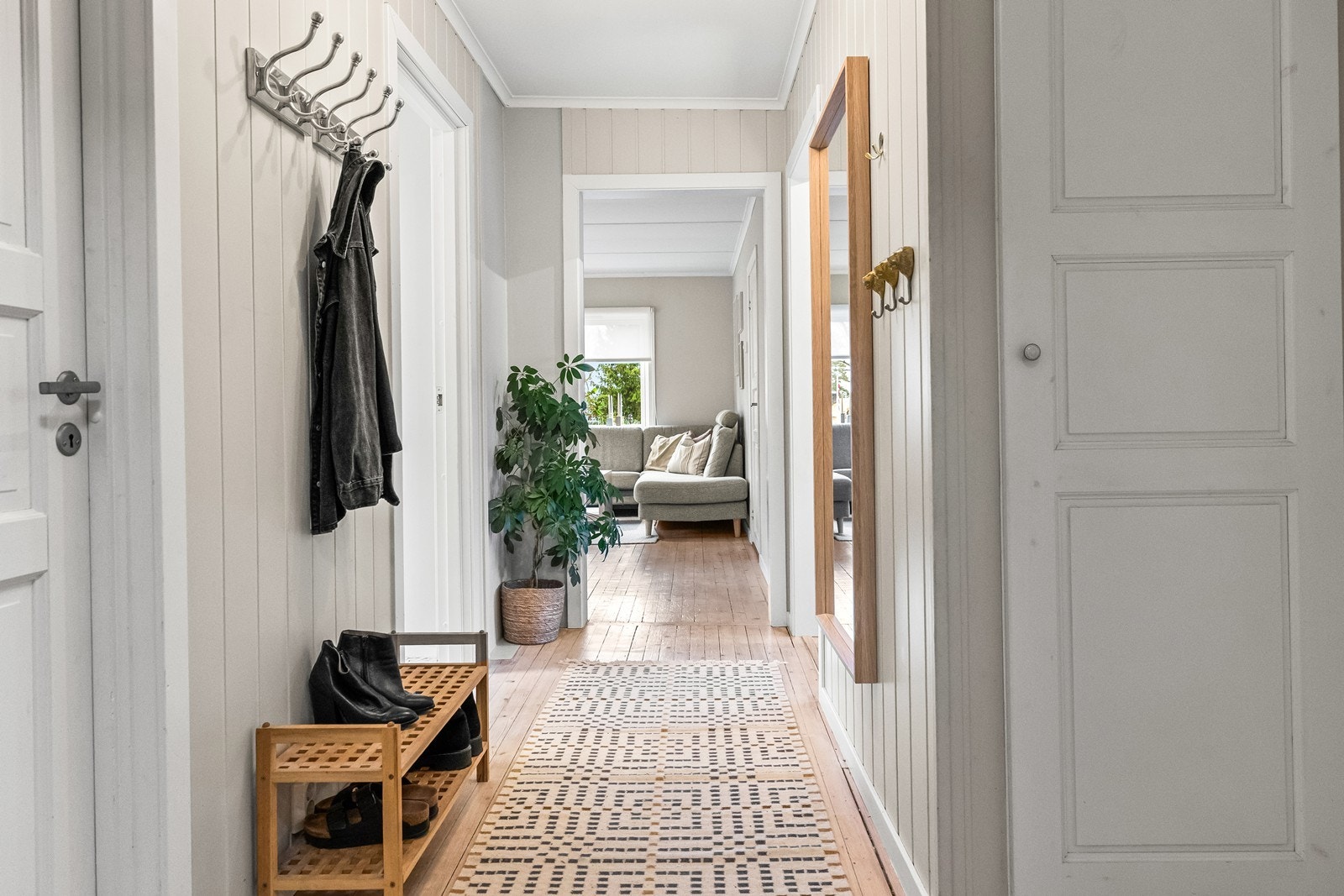 Innbydende entré som binder sammen leilighetens rom. Galleribilde