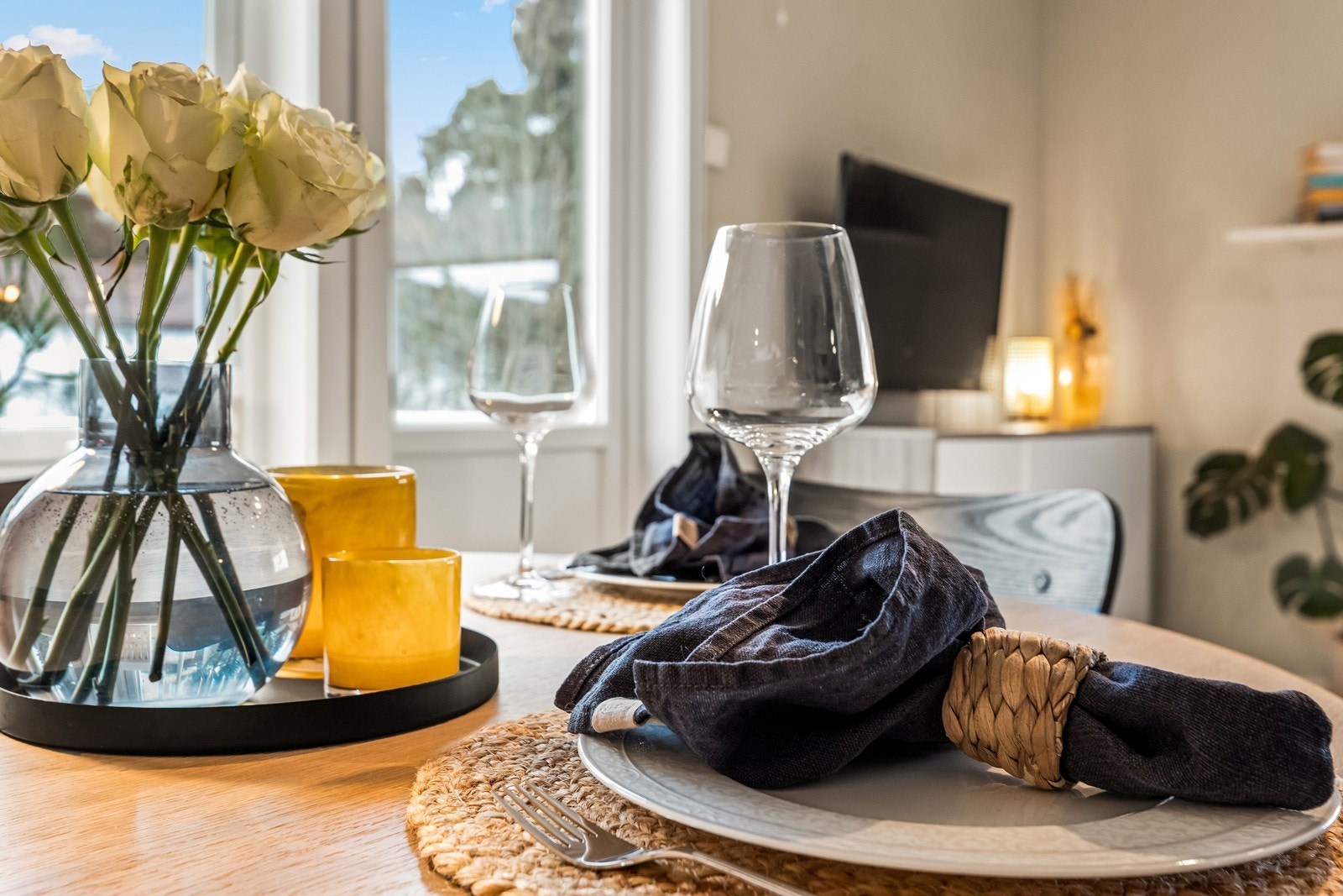 De gjennomgående materialvalgene skaper en rød tråd i interiøret. Galleribilde