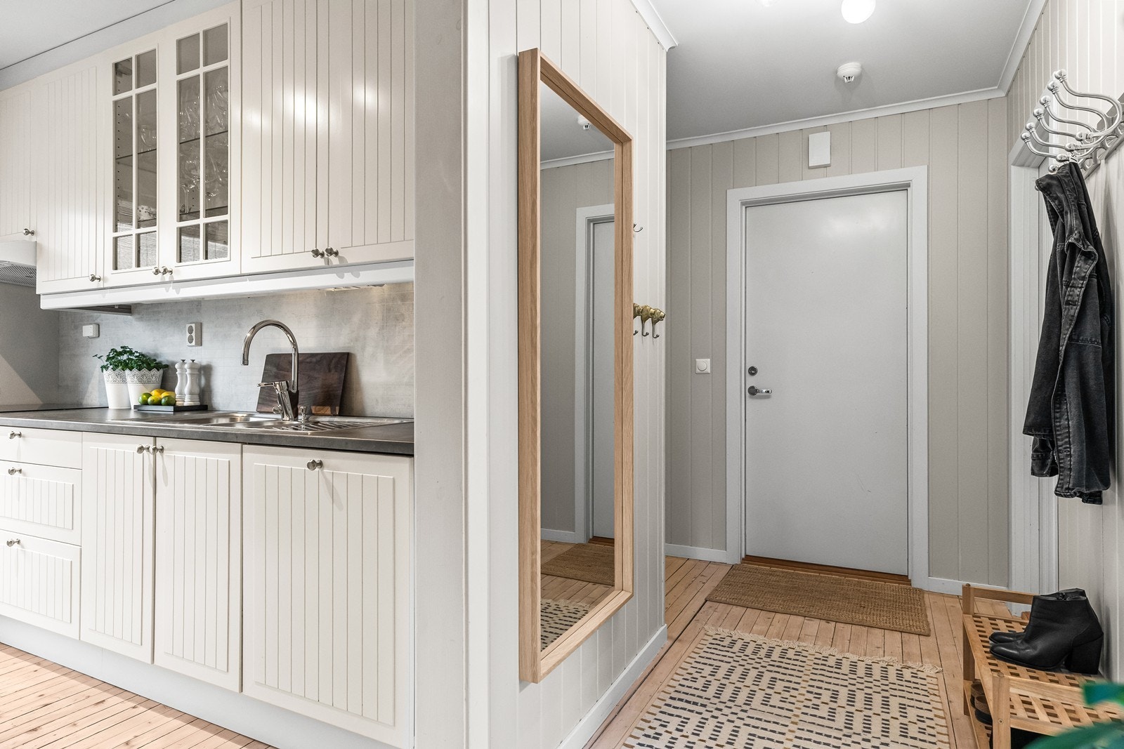 Fra gangen er det enkel tilgang til både kjøkken og soverommene. Galleribilde