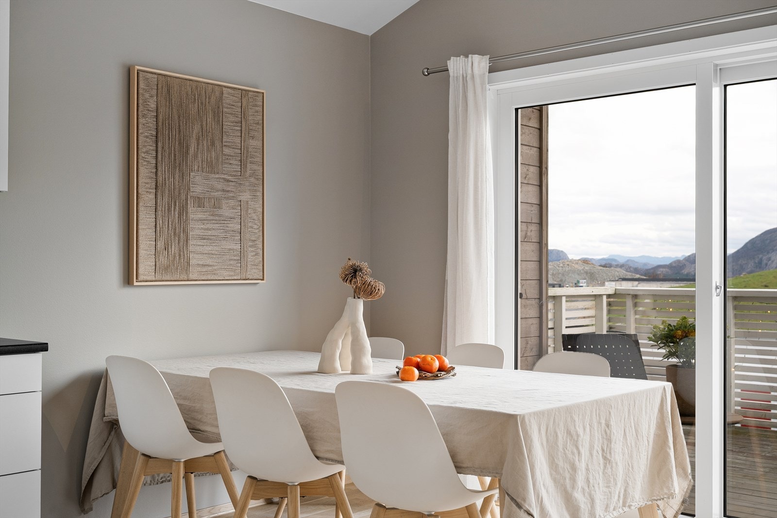 Ved kjøkkenet er det plass til spisebord. Galleribilde