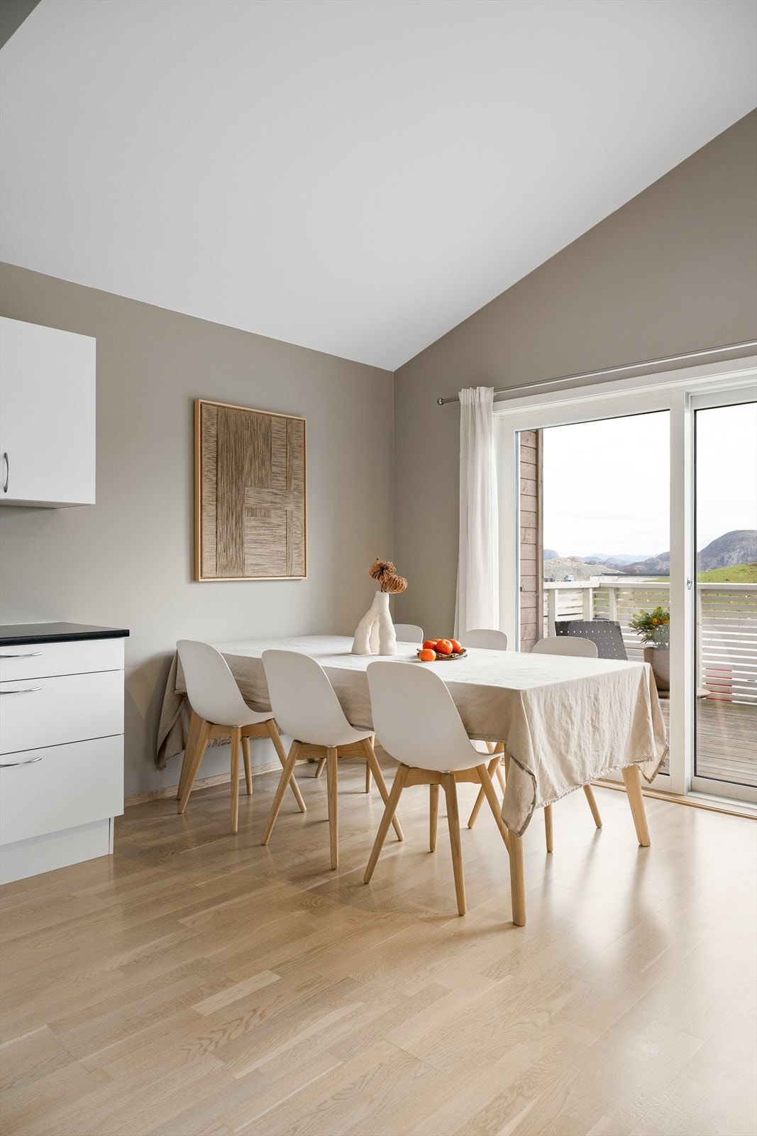 Det er eikeparkett på gulv, og veggene er malt i en delikat beige tone. Galleribilde