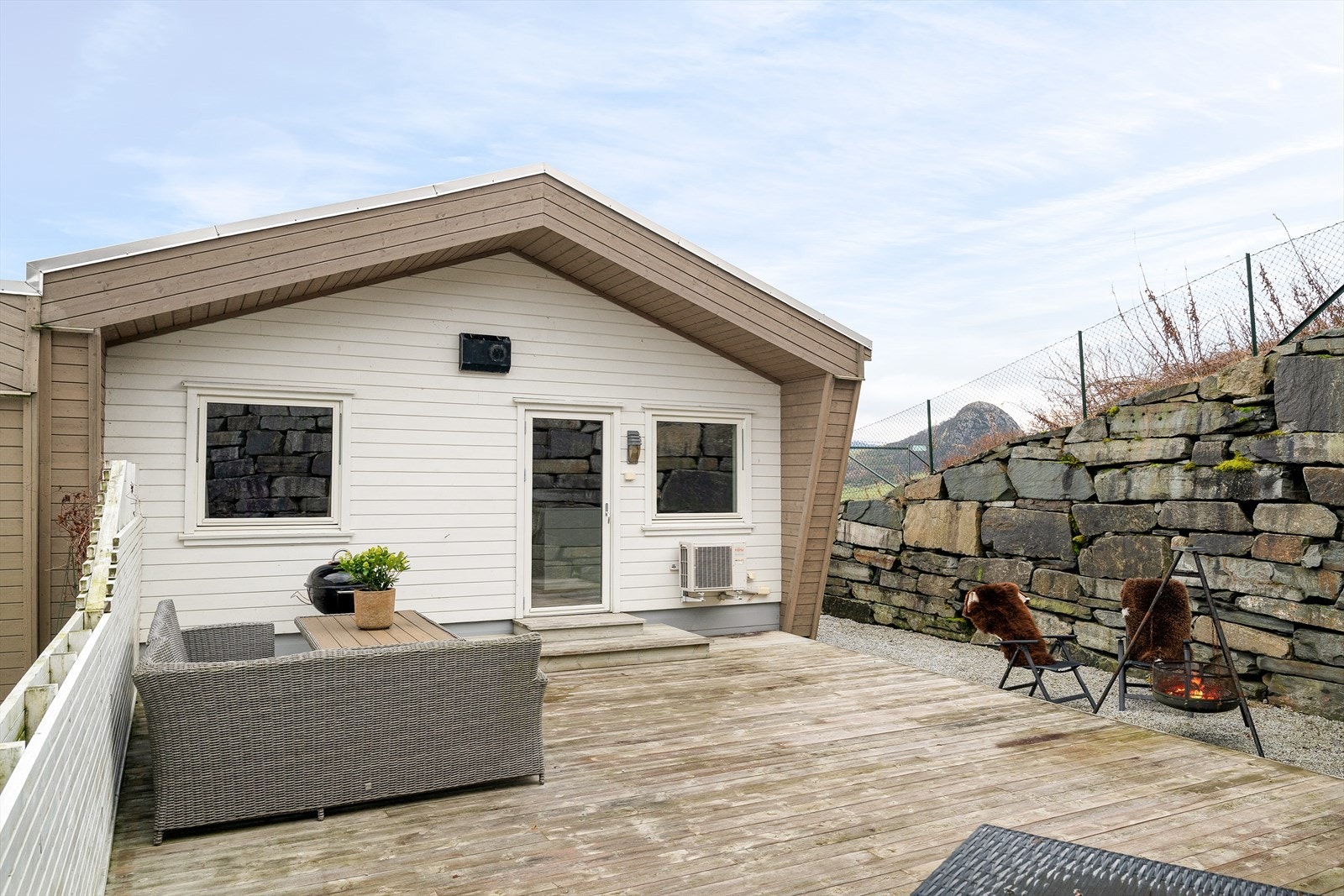 Som følge av at boligen ligger på enden, kan man også komme til uteplassen fra utsiden. Galleribilde