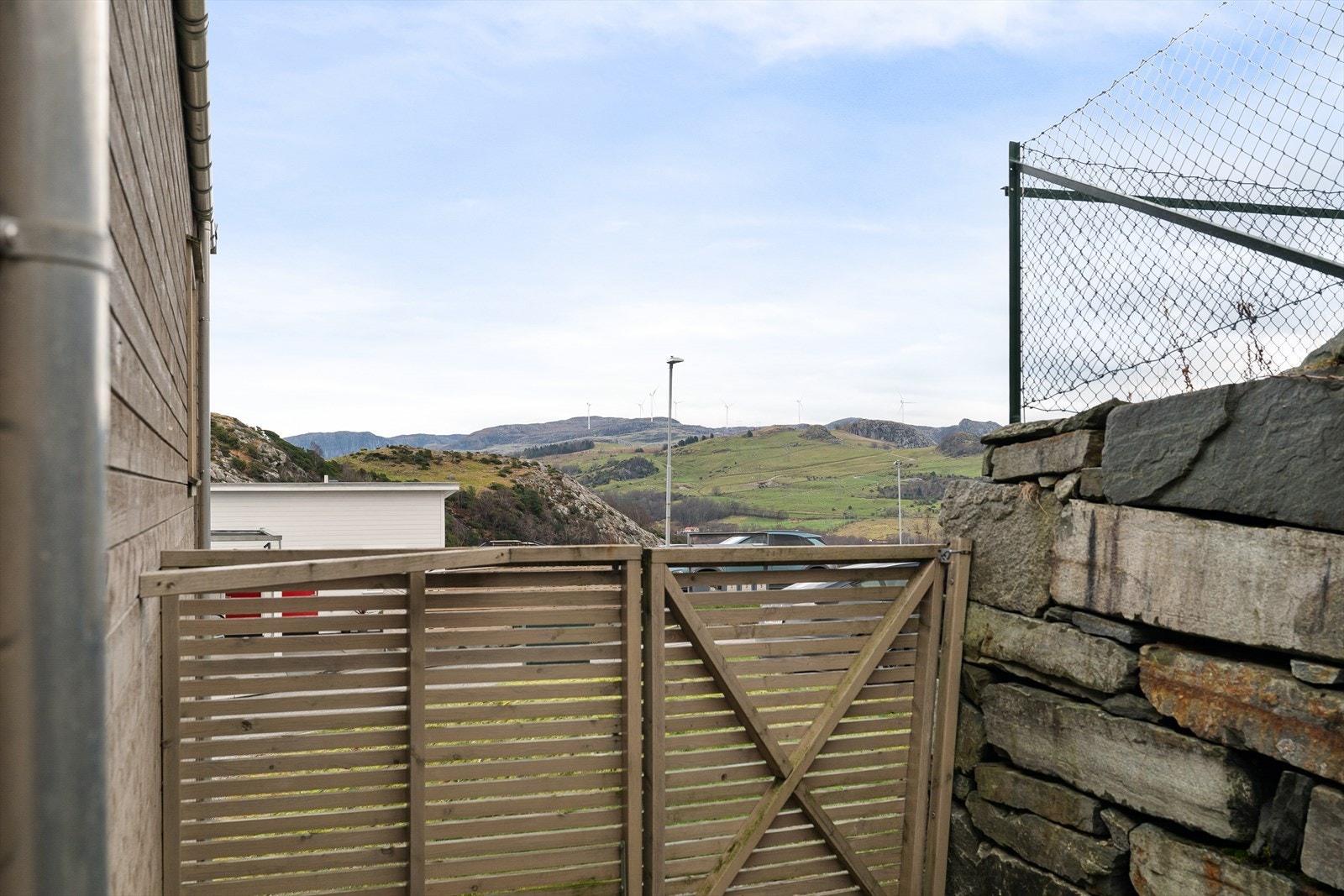 Det er tilkomst til hageområdet fra fremsiden av boligen via port. Galleribilde