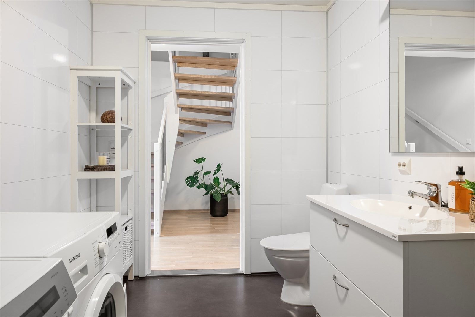 Badet har belegg på gulv med elektriske varmekabler og vegger med baderomsplater. Galleribilde