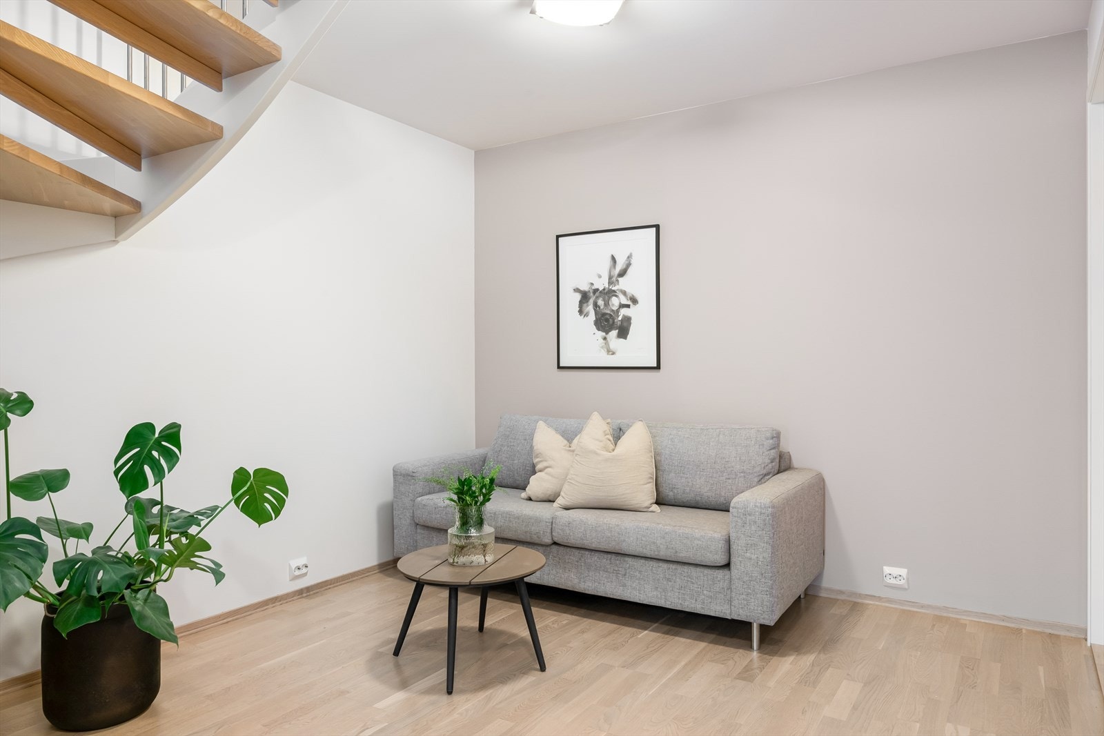 Under trappen er det plass til å møblere som tv-stue, kontor eller lekekrok. Galleribilde