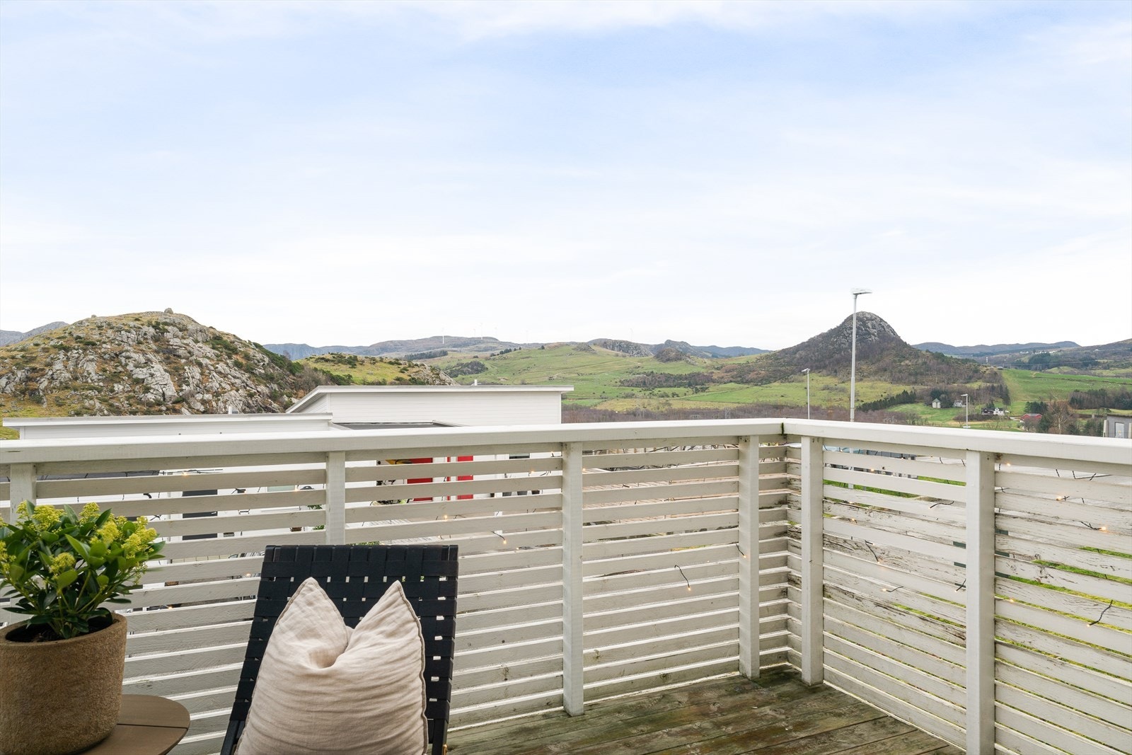 Her kan en god frokost og kaffe nytes, til fantastisk utsikt. Galleribilde