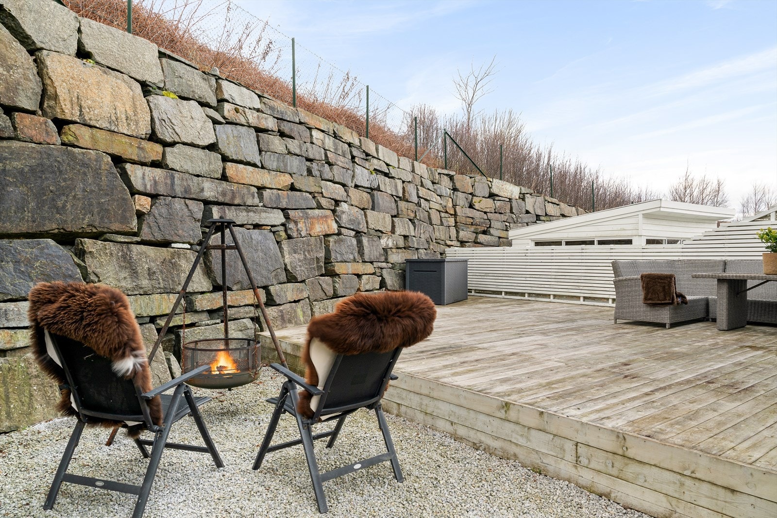 Uteplassen på baksiden er skjermet og byr på gode møbleringsmuligheter. Galleribilde