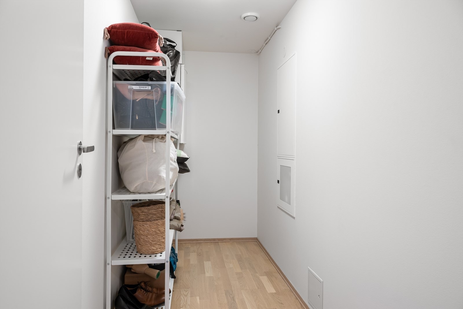 Boligen har godt med lagringsplass i to boder. Galleribilde