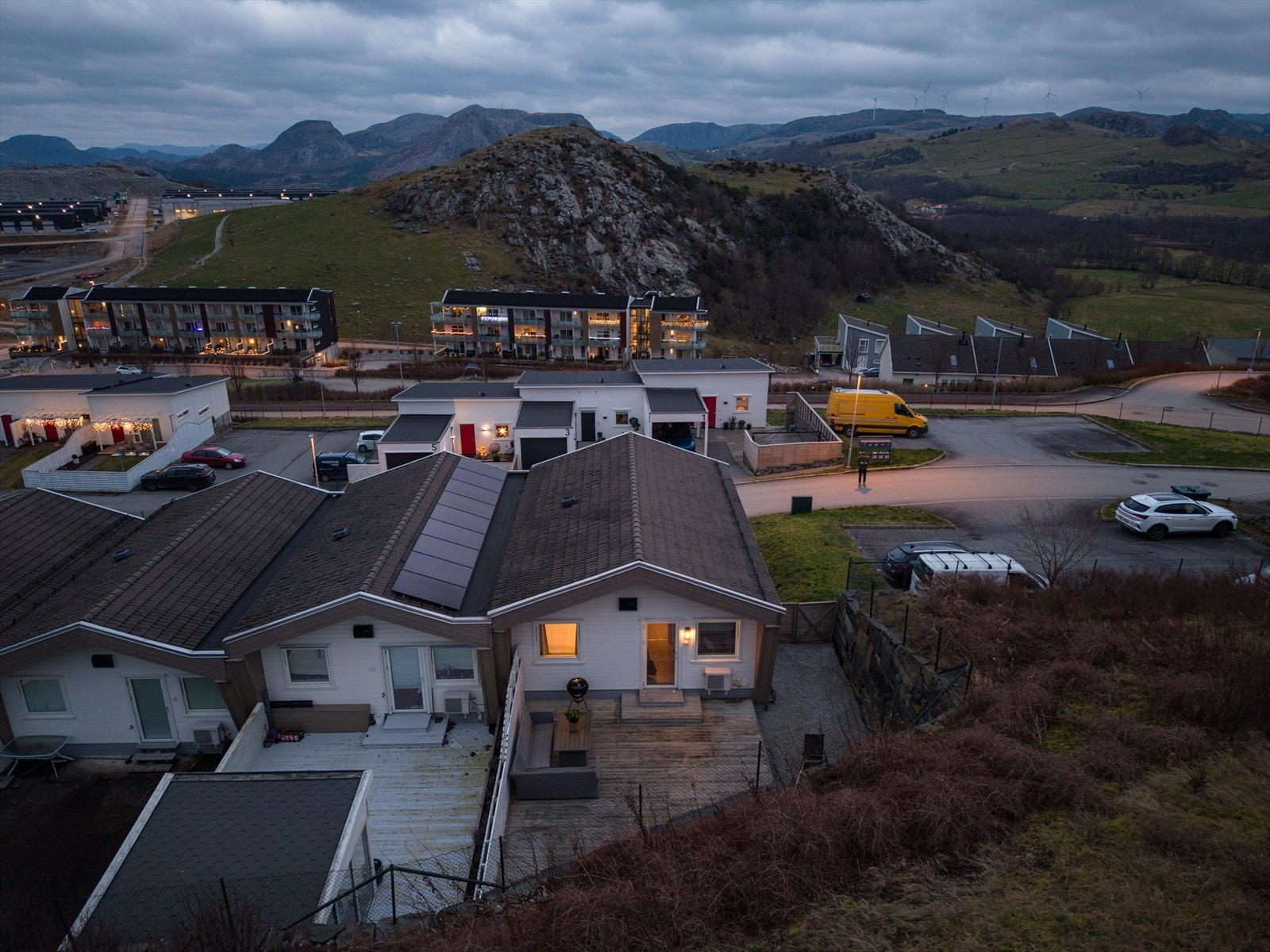 Det er 10-15 minutters kjøretur til Sandnes hvor du finner et bredt utvalg av servicetilbud. Galleribilde