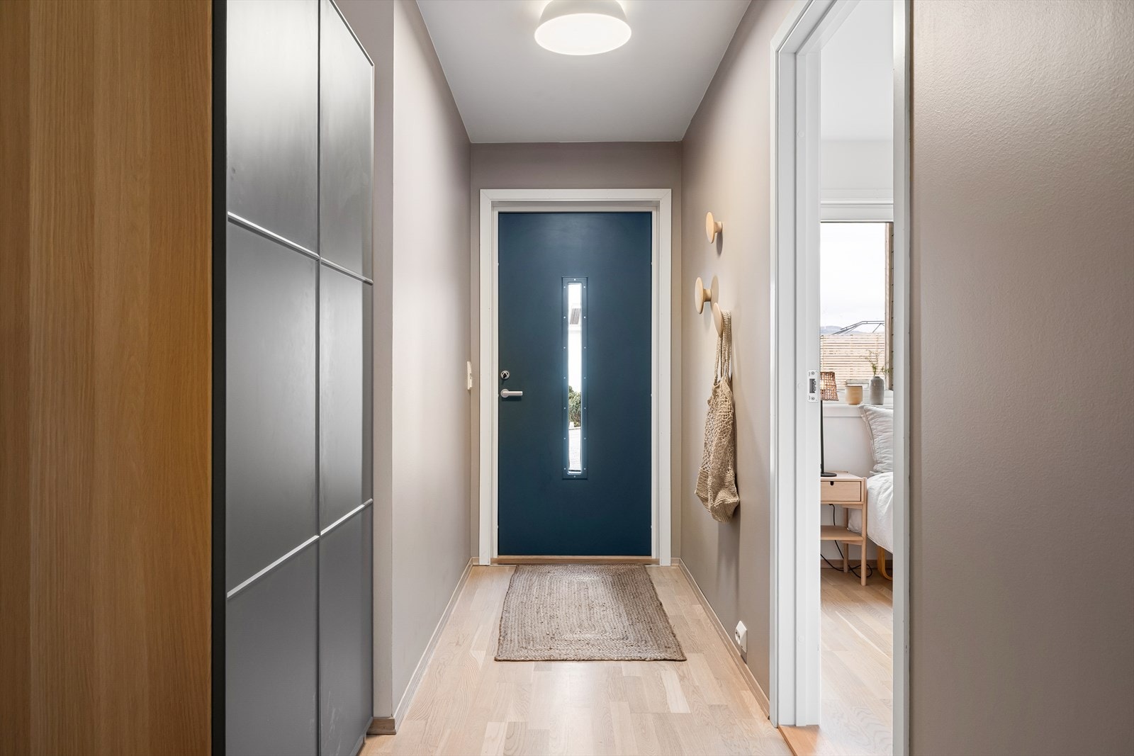 Innbydende entré med plass til å henge fra seg yttertøy og sette fra seg sko i garderobeskap. Galleribilde