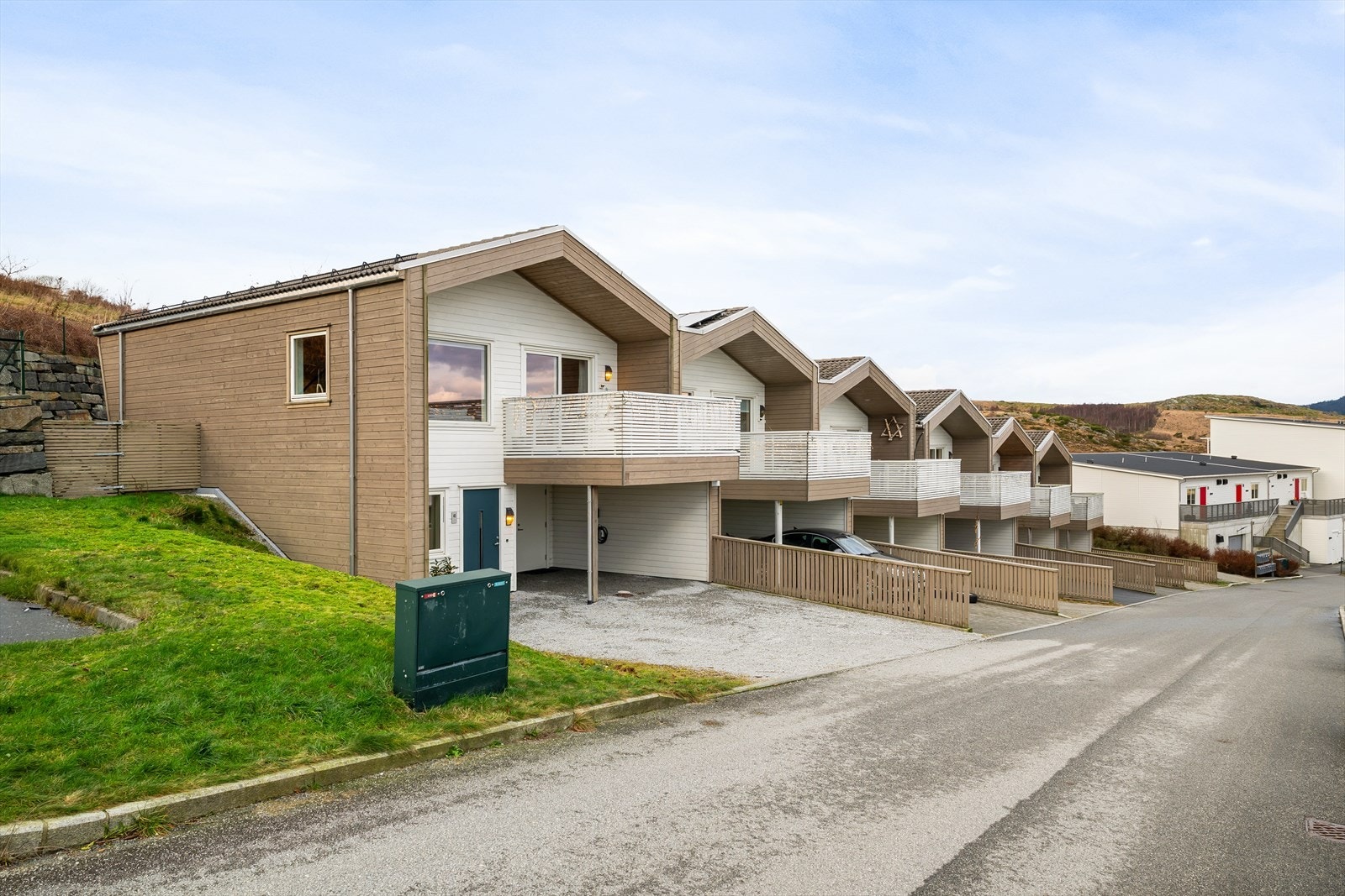 Nabolaget byr på et varmt og inkluderende miljø med flere barnefamilier, hyggelige møteplasser og flere lekeplasser kun et steinkast unna. Galleribilde