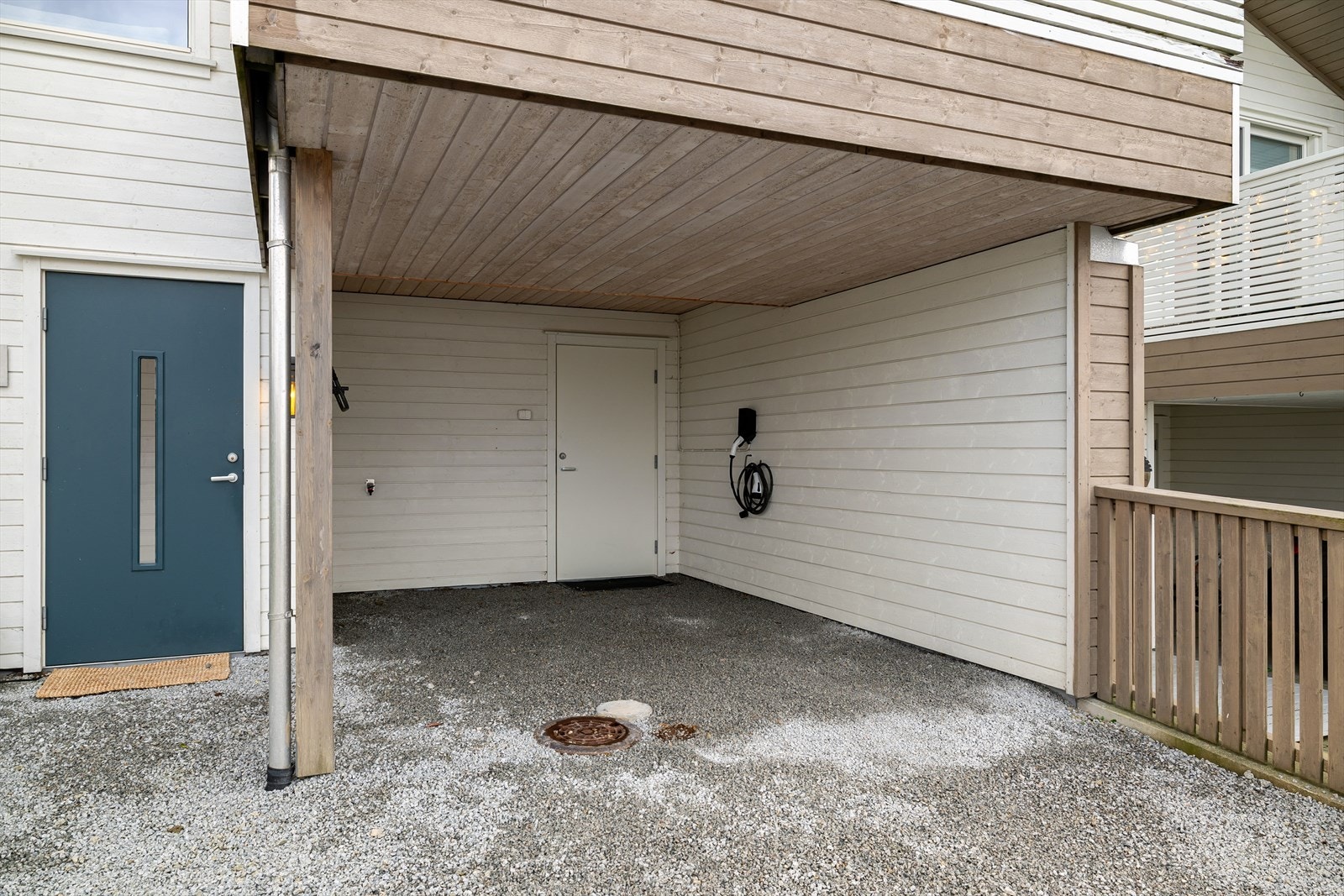 Parkering i carport og i eget gårdsrom. Det er montert el-bil lader i carport. Galleribilde