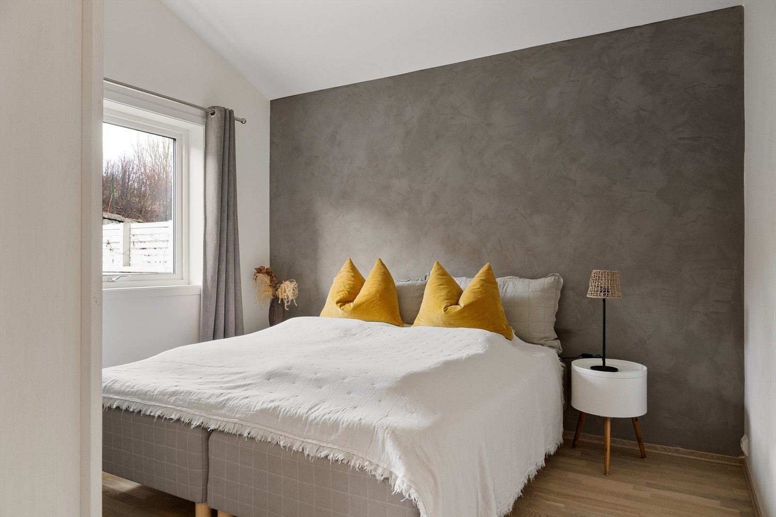 Boligen har totalt tre romslige soverom, hvorav to av disse er samlet i hovedetasjen. Galleribilde